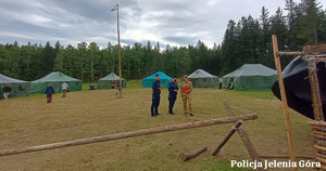 policjantki na polu namiotowym harcerzy
