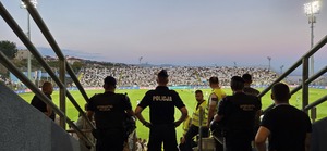 policjanci na stadionie piłkarskim