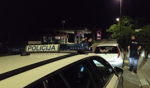 chorwaccy policjanci wraz z polskim zatrzymują pojazd do kontroli