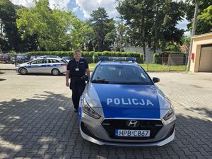 policjantka przy radiowozie