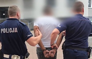 dwaj policjanci prowadzą zatrzymanego
