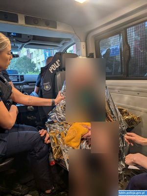 policjant siedzi obok osoby poszkodowanej