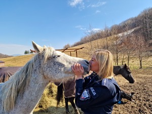 policjantka całująca konia w pysk