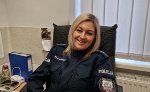 policjantka przy biurku