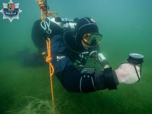 policjant podczas zawódów w nurkowaniu