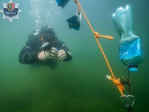 policjant podczas zawódów w nurkowaniu