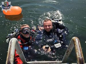 policjant podczas zawódów w nurkowaniu