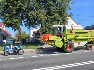 zatrzymany przez policjantów na motorach kombajn rolniczy