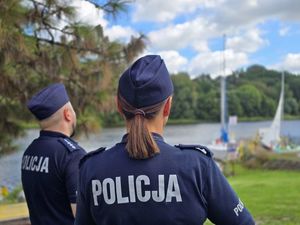 Ćwiczenia policjantów z zakresu ratownictwa wodnego