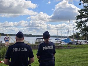 Ćwiczenia policjantów z zakresu ratownictwa wodnego
