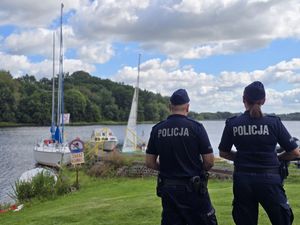 Ćwiczenia policjantów z zakresu ratownictwa wodnego