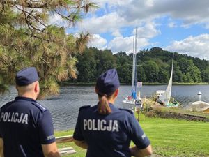 Ćwiczenia policjantów z zakresu ratownictwa wodnego