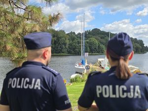Ćwiczenia policjantów z zakresu ratownictwa wodnego