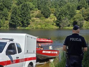 Ćwiczenia policjantów z zakresu ratownictwa wodnego