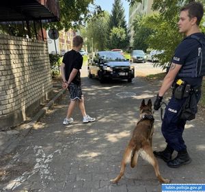 policyjny przewodnik psa służbowego ze swoim podopiecznym na spacerze