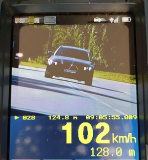 obraz z policyjnego recznego miernika prędkosci na którym znajduje sie auto i pokazana jest prędkość