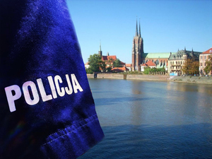 policjant na tle rzeki
