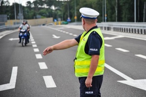 policjant podczas kontroli
