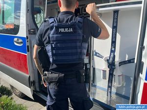 policjant przy karfetce