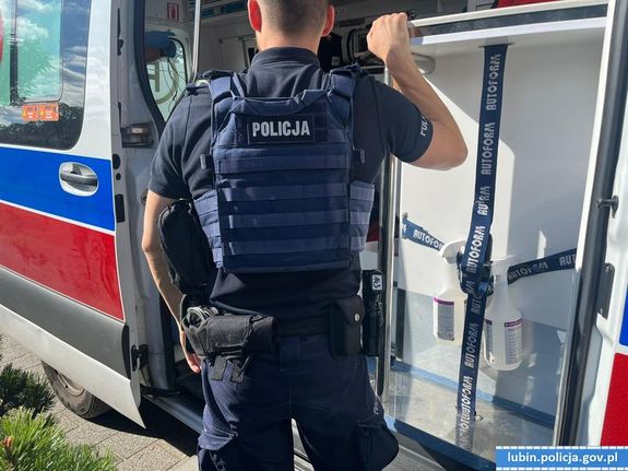 policjant przy karfetce