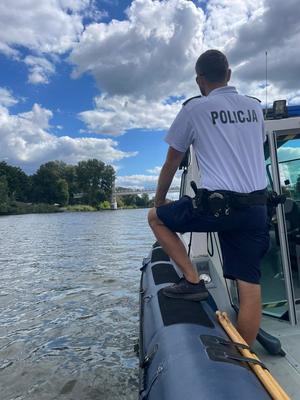 policjant na łodzi