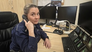 policjantka podczas służby