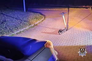 hulajnoga w nocy podczas kontroli