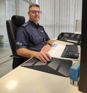 policjant przy biurku