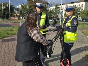 policjanci kontrolują hulajnogi