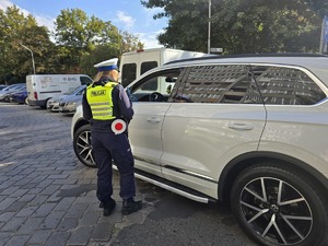 Policjanci ruchu drogowego kontrolują kierowców