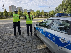 Policjanci ruchu drogowego kontrolują kierowców