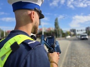 Policjanci ruchu drogowego kontrolują kierowców
