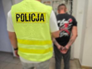 zatrzymany mężczyzna w kajdankach z policjantem