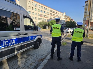 policjanci przy radiowozie