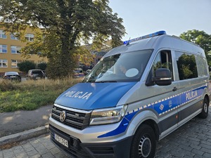 radiowóz przy szkole