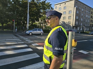 policjant przy przejściu