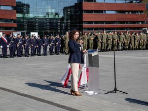 klasa mundurowa - uroczyste rozpoczęcie roku szkolnego na placu Wolności we Wrocławiu