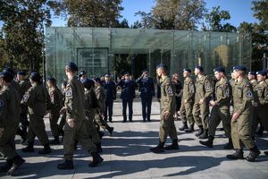 klasa mundurowa - uroczyste rozpoczęcie roku szkolnego na placu Wolności we Wrocławiu