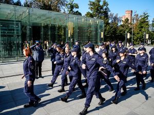 klasa mundurowa - uroczyste rozpoczęcie roku szkolnego na placu Wolności we Wrocławiu