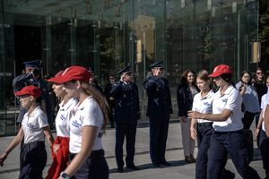 klasa mundurowa - uroczyste rozpoczęcie roku szkolnego na placu Wolności we Wrocławiu