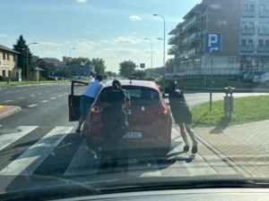 policjantka pomaga przepchnąć auto