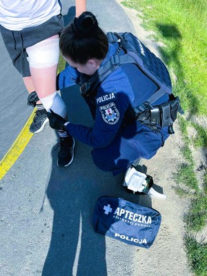 policjantka opatruje ranę