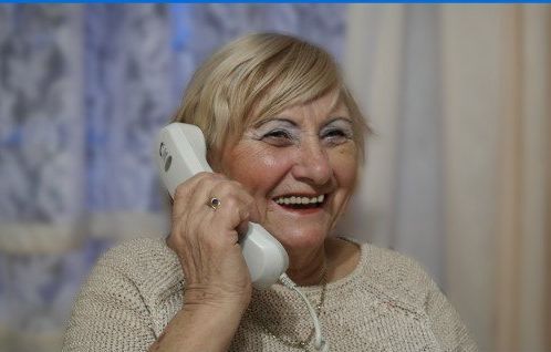 kobieta starsza rozmawiająca przez telefon