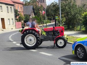ciągnik na drodze