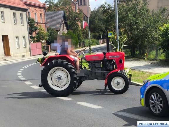 ciągnik na drodze