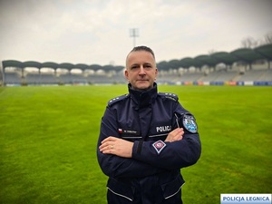 policjant na tle stadionu