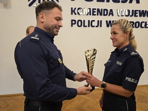 Komendant wręcza puchar policjantce