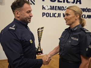 Komendant wręcza puchar wyróżnionej policjantce