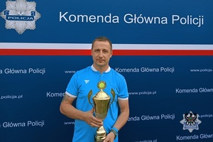 policjant z pucharem