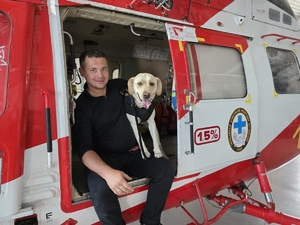 mężczyzna wraz z psem w helikopterze ratunkowym